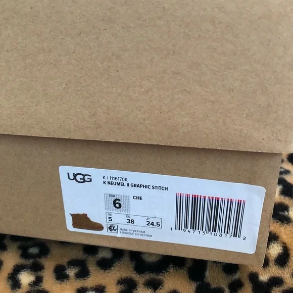 UGGS beautiful stitched laceup bootie - Picture 5 of 6